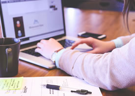 告別化學(xué)與研磨：手持脈沖激光清洗如何實(shí)現(xiàn)無(wú)損清潔